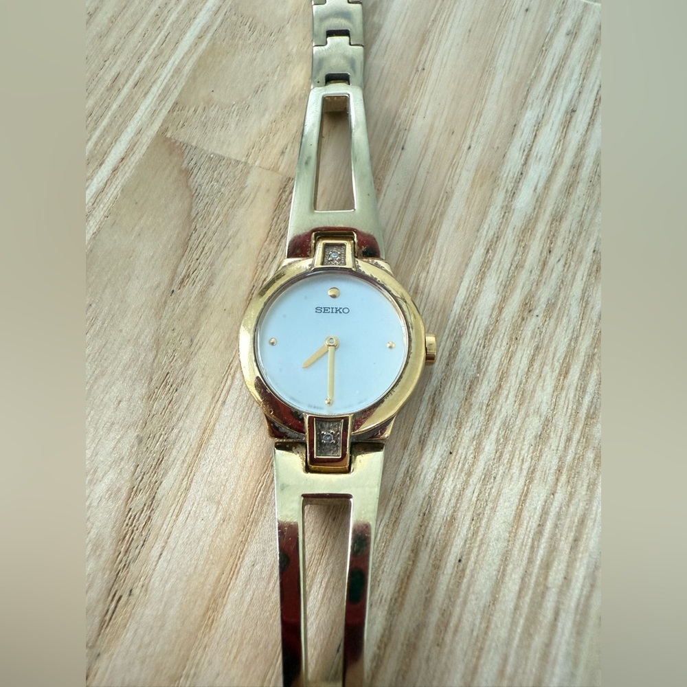 Seiko ladies gold tone diamond dress watch NEW BATTERY